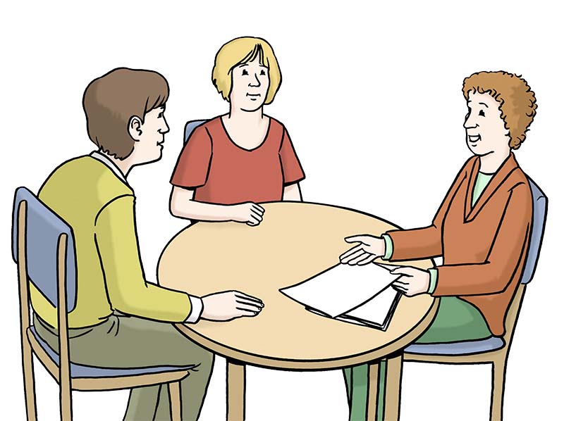 Drei Menschen sitzen an einem Tisch und reden